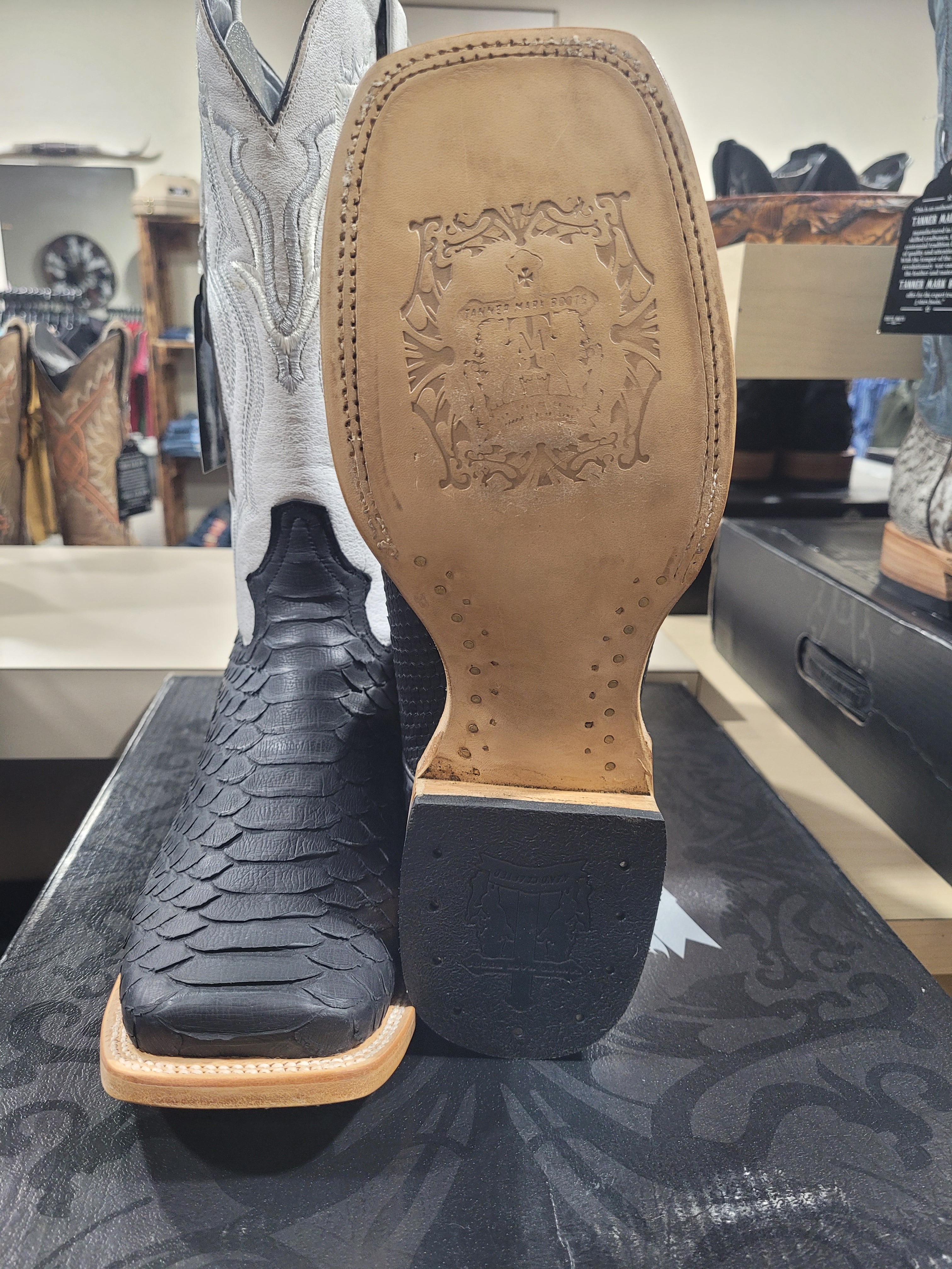PHYTON EXOTIC  BLACK MATTE   EE  WIDE TM8121